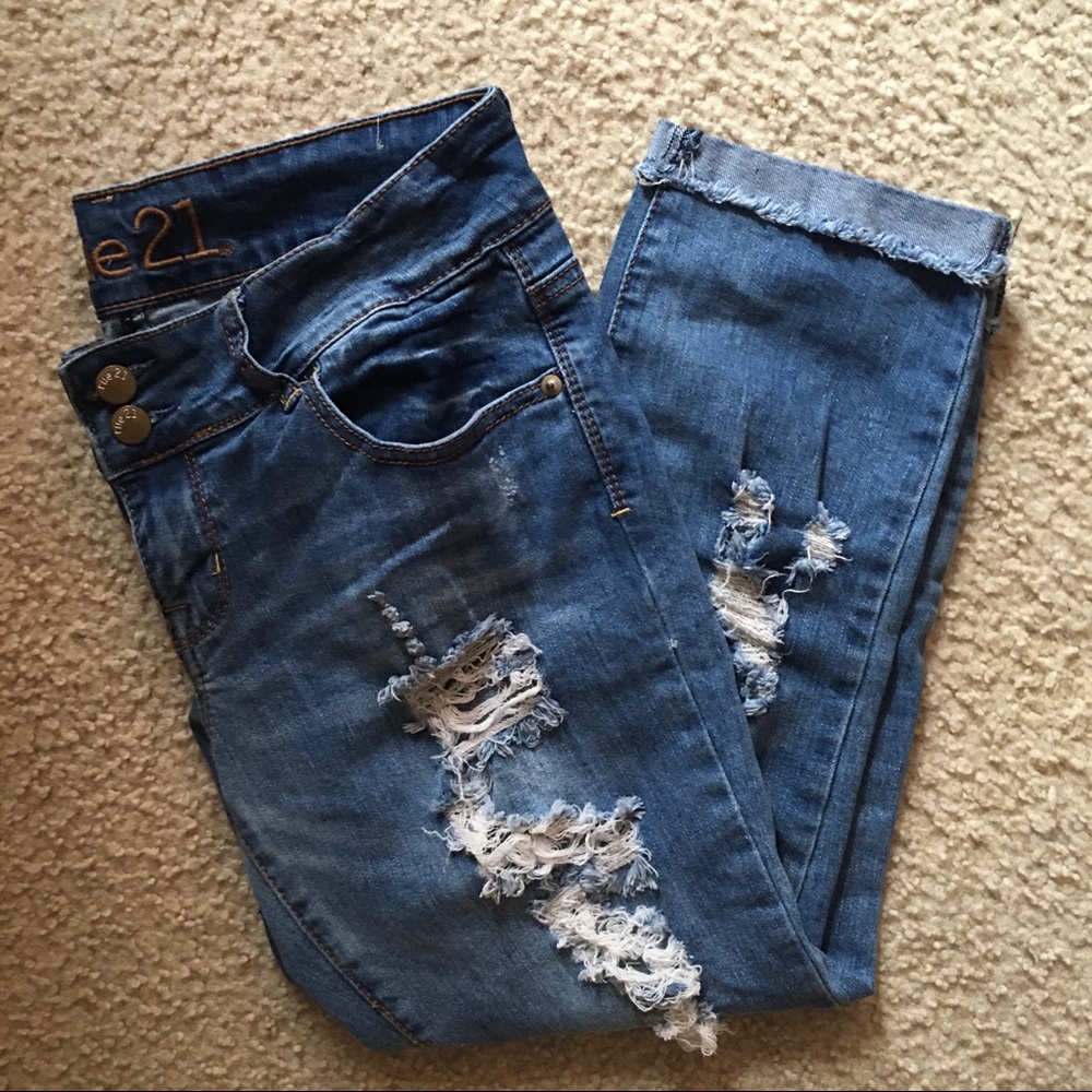 Low rise cropped ripped jeans